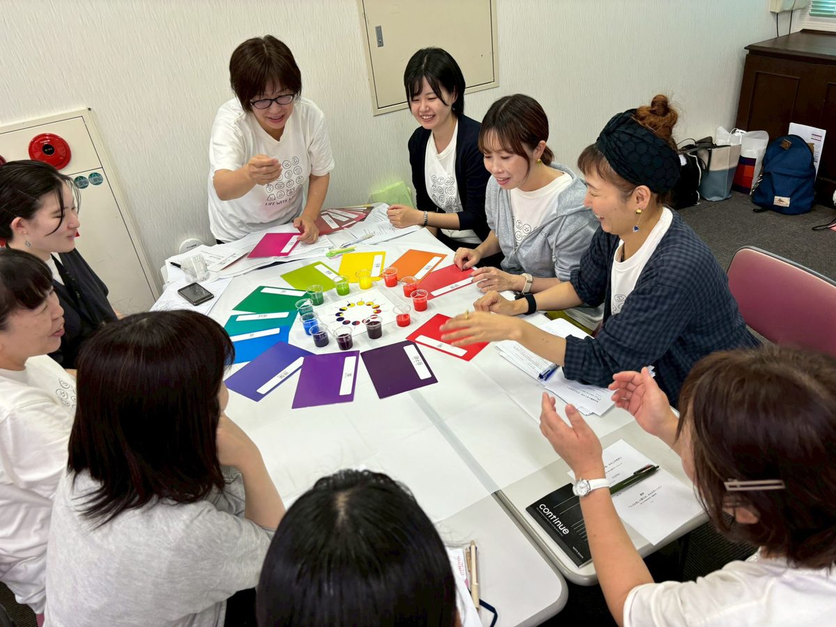 色水と色カードを使ったワークの様子