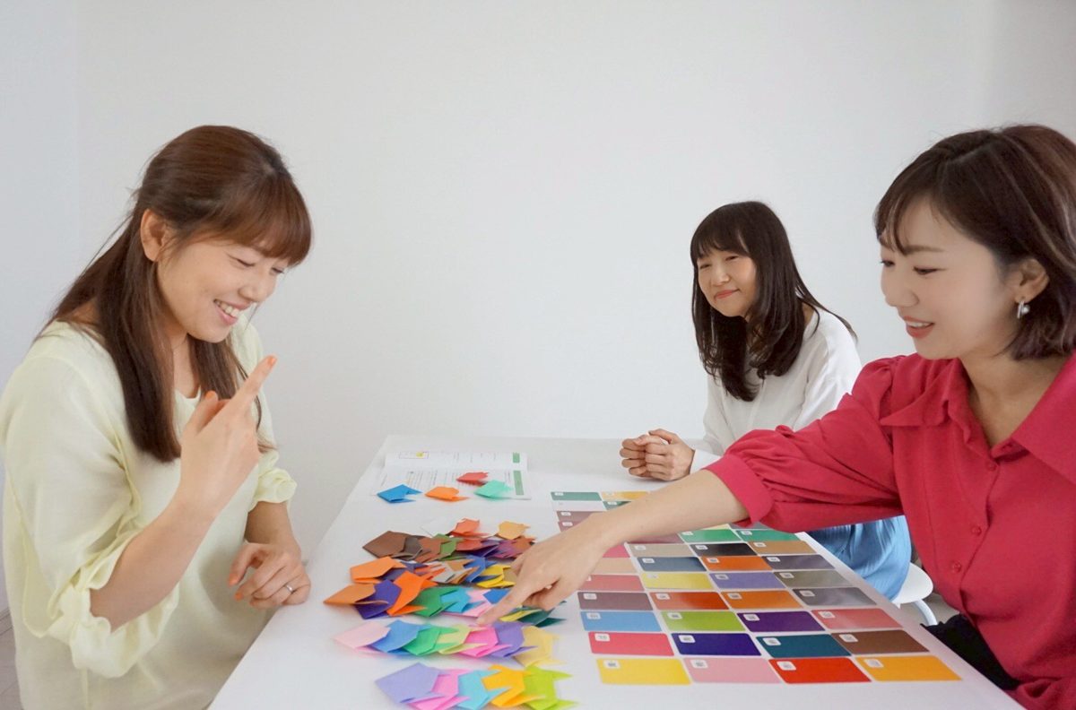 色カードを選びながら対話する参加者